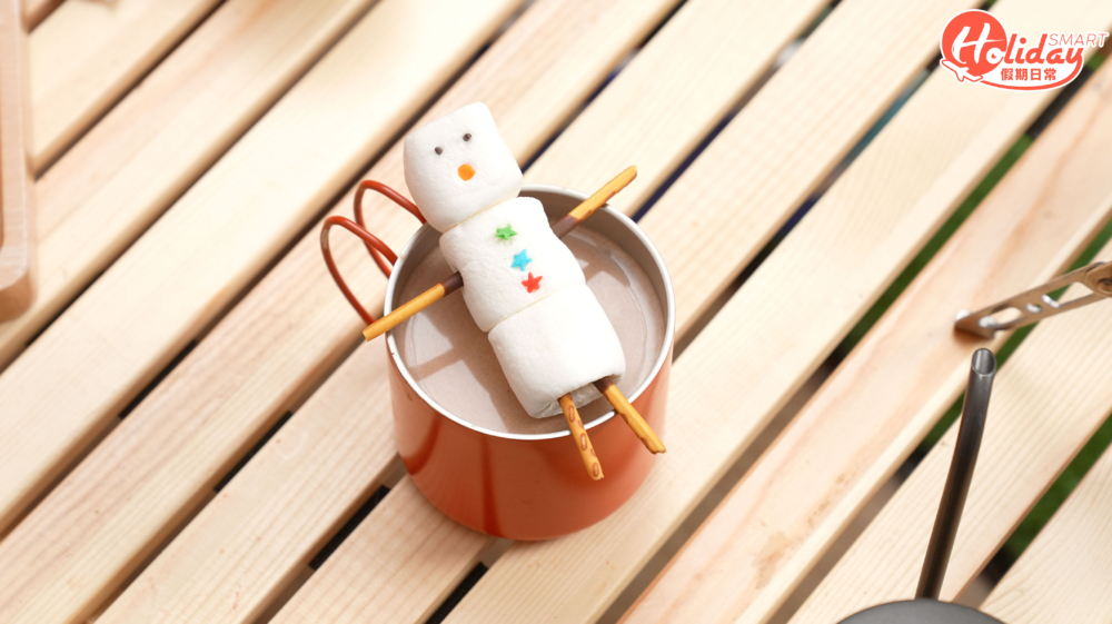 可愛雪人躺在熱朱古力上,畫面非常療癒!