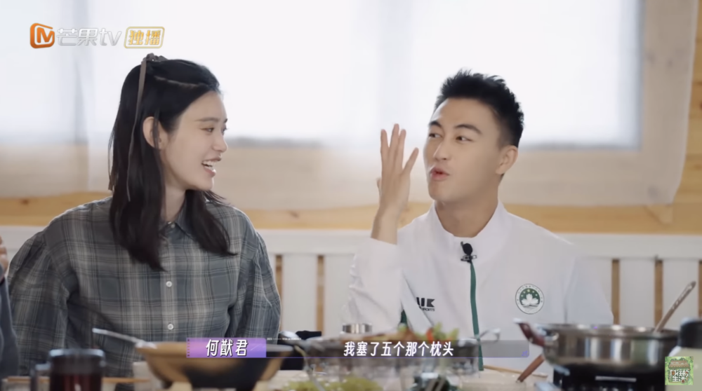 何猷君為咗高過官方身高為178cm嘅超模妻子,要塞足足5個枕頭喺大髀下面