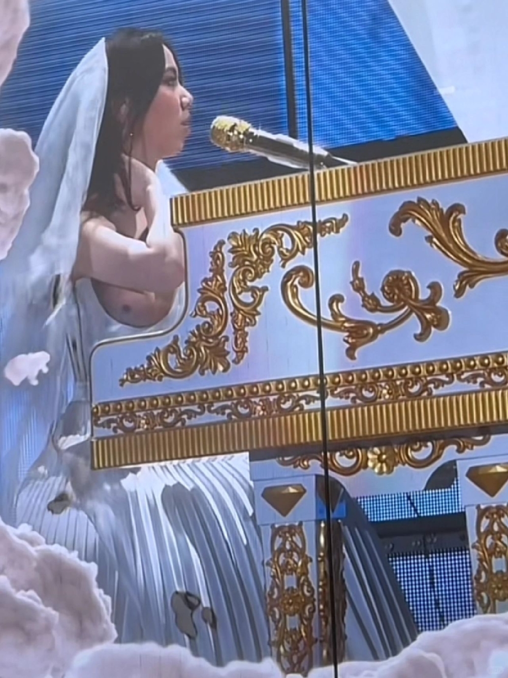 G.E.M.的婚紗造型卻令不少網友大為吃驚。