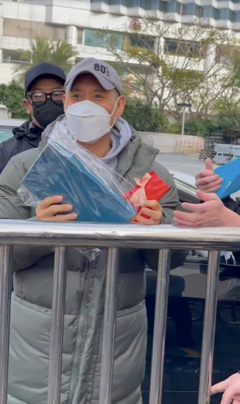 期間卻突然有位女粉絲大叫：「晚上的演唱會，能不能多講普通話？我從很遠過來，聽不懂粵語。」