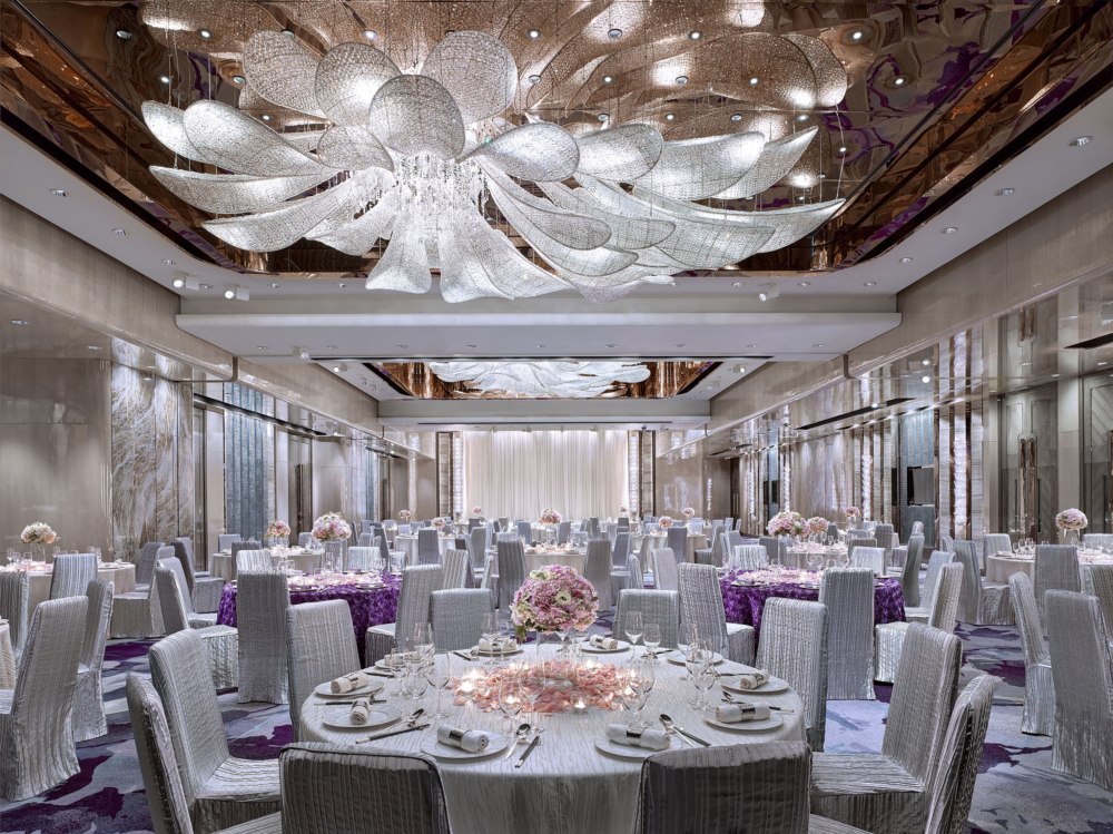 六樓「喜宴堂」佈置瑰麗堂皇，採用無柱式及高樓底設計。