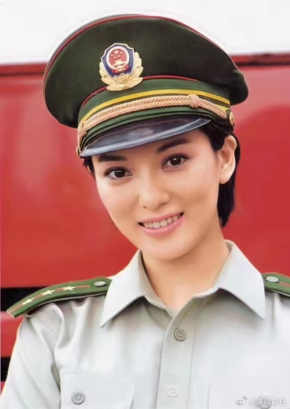 彭丹雖然年幼時到美國留學，並參選美國華裔小姐，但她入行後留在香港拍戲，之後北上發展，成功轉型從政