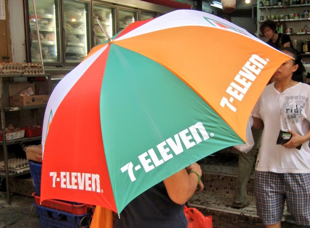 日本便利店售賣的多數是透明雨傘，而香港7-11有售的直遮色彩繽紛所以非常吸引日本人！