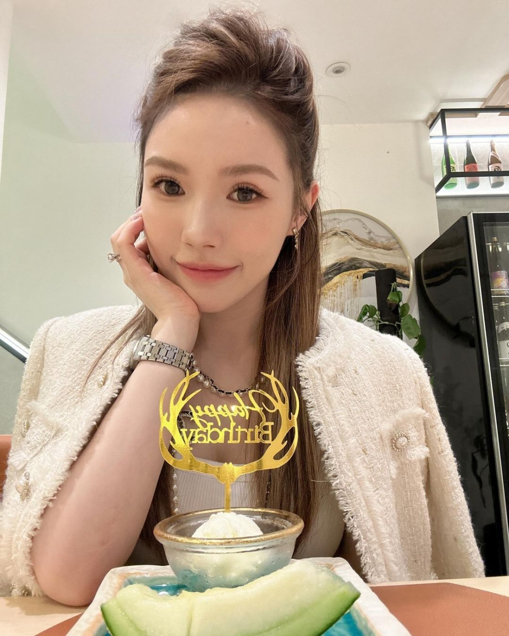 有細心網友在這一輯新相中發現，多姐下巴向來相當標誌性的墨突然消失不見