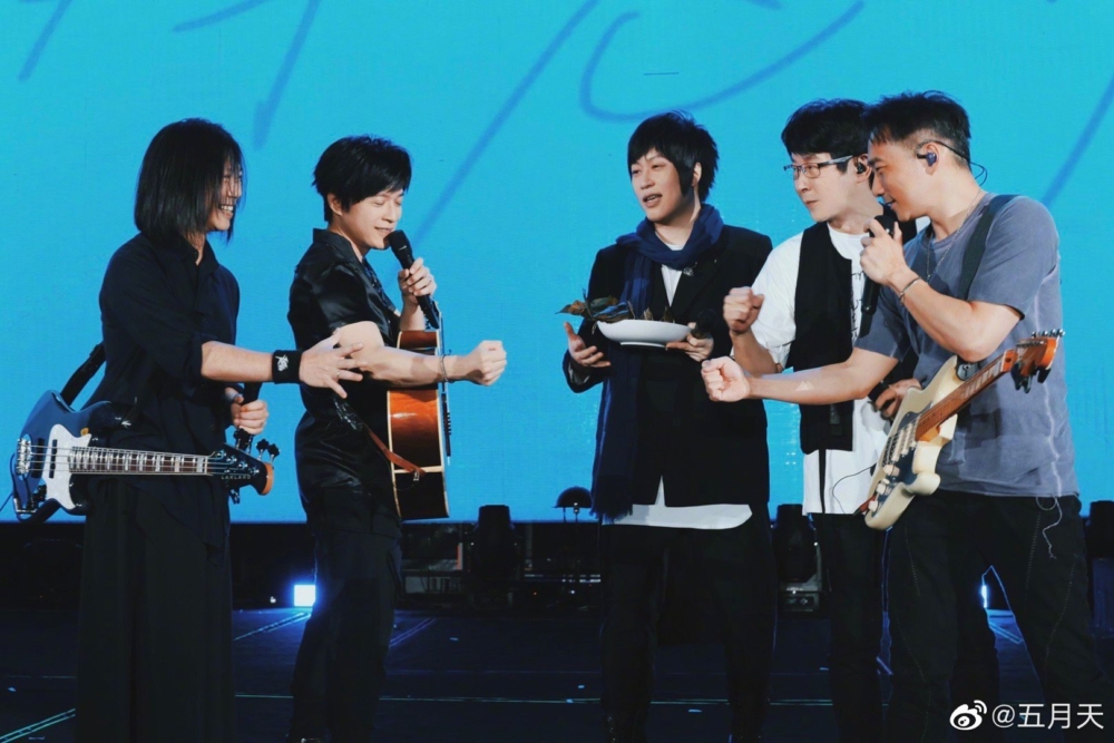 阿信表示明年是五月天出道25週年，這次假唱風波並非他們面對過的第一場風雨。