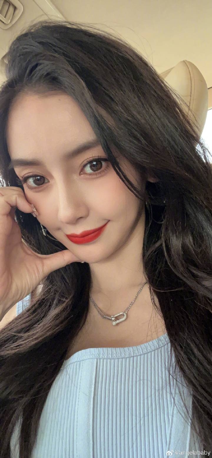 Angelababy 今年9月因涉嫌觀賞法國巴黎《Crazy Horse》表演，社交網的帳號慘遭禁言