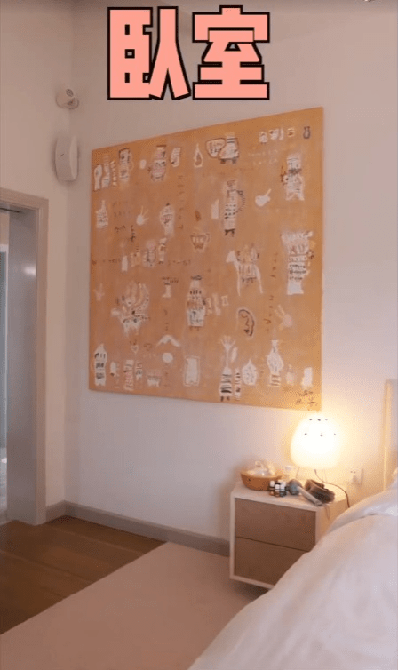 牆上掛了一幅柔和色調的巨畫