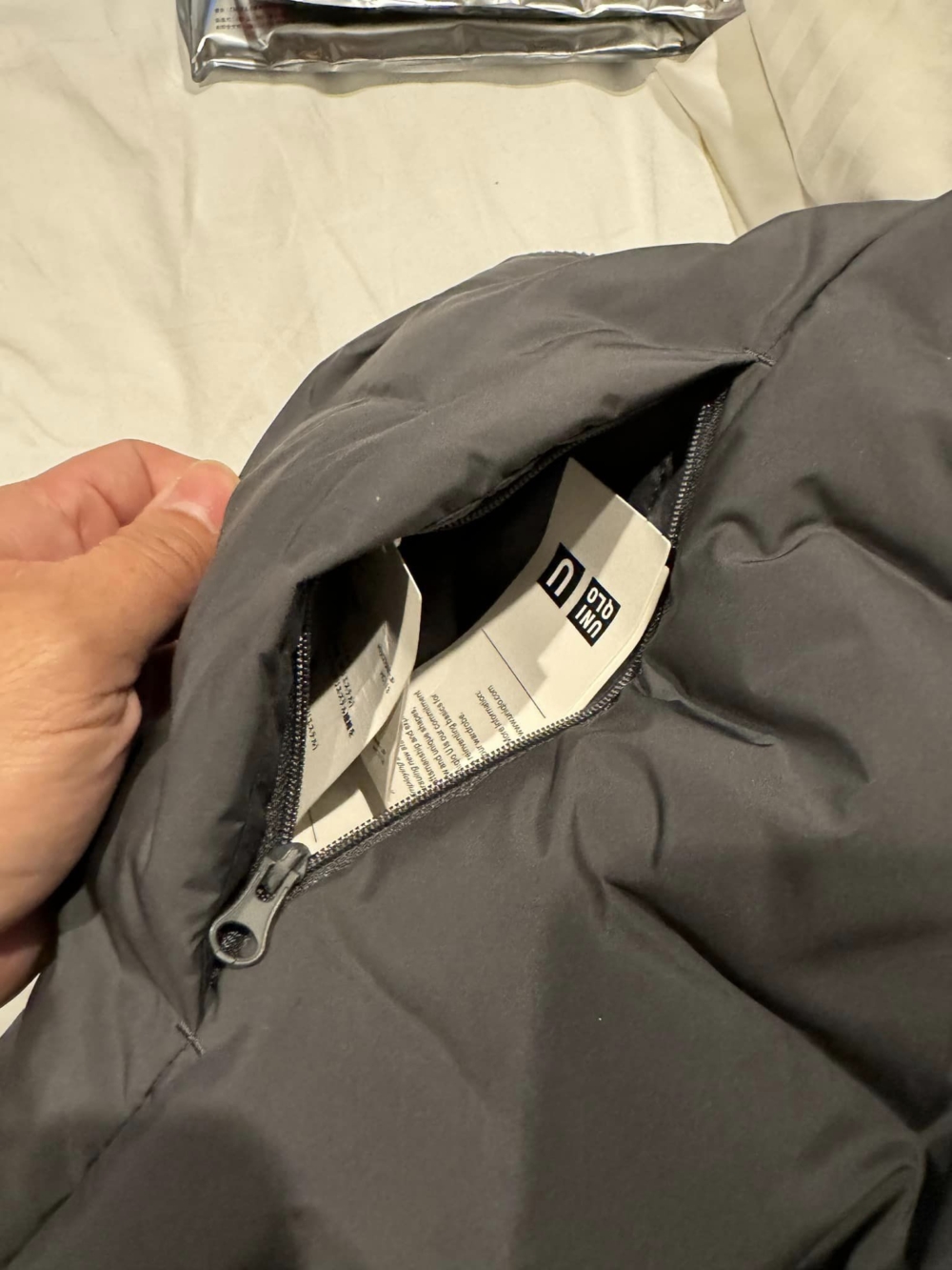 網友稱自己先前在日本UNIQLO御徒町店買了一堆衣服，只是當下沒有清點好總數量