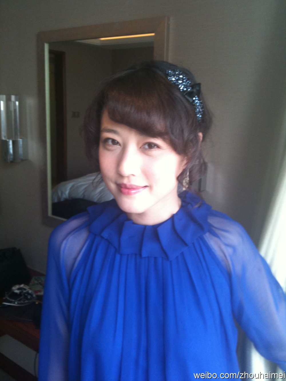 微博陸續有網友發文表示周海媚沒有離世，而是暈倒昏迷，目前已脫離生命危險