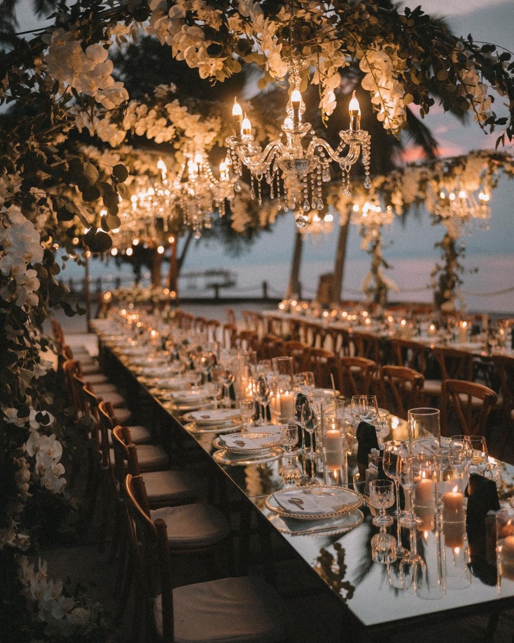 佈置咗好多水晶燈