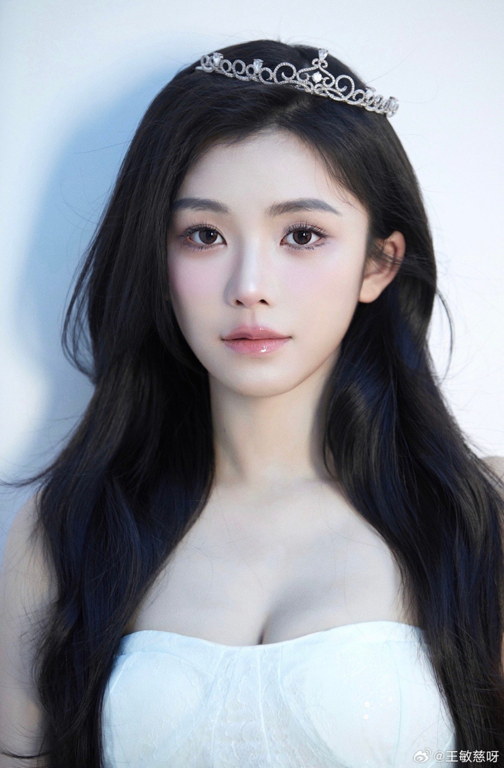 網友更指王敏慈臉超小，還有超細的A4腰