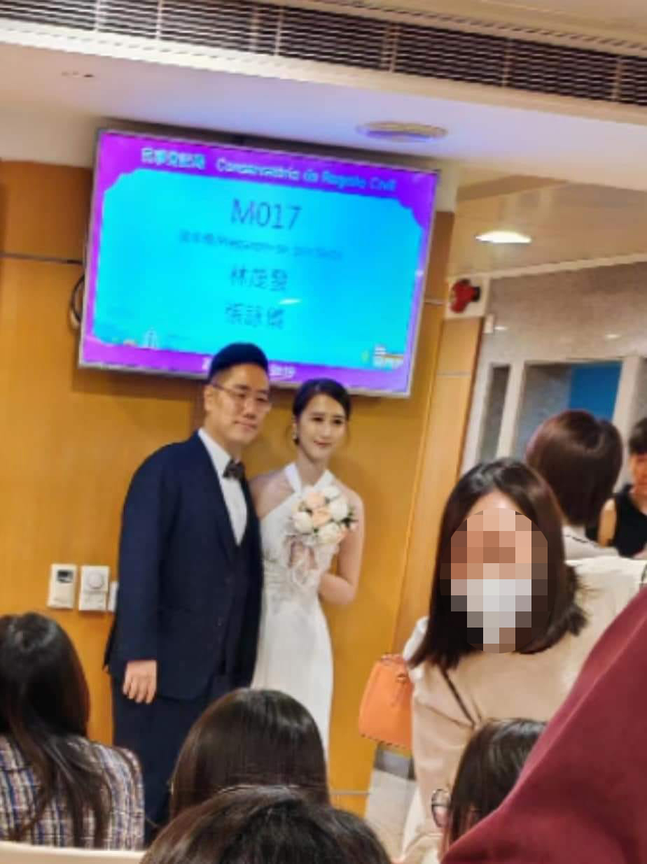 相片兩人分別穿上西裝及婚紗