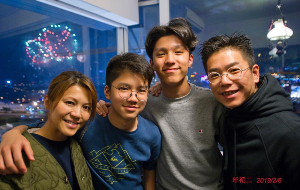 林曉峰與康子妮於2020年離婚，其後共同照顧一對兒子林寶和林熙