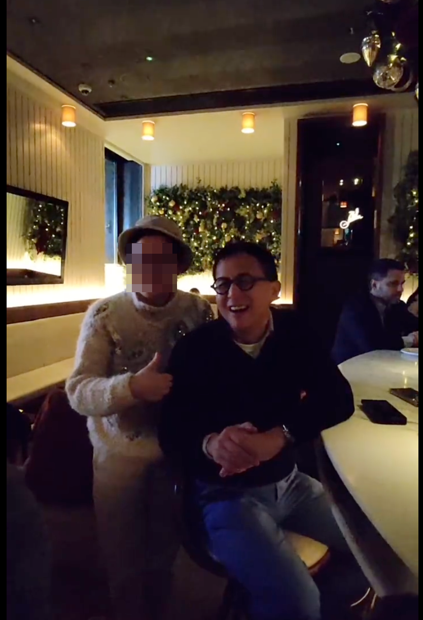 李澤楷與該博主合照時任由她將手搭在手臂上影相，態度親切