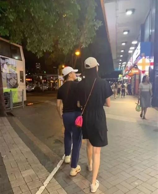 何猷君指自己因為做咗手術嘅關係,缺少咗腎上素,令到身高未到如其仔男生咁有完整嘅發育。