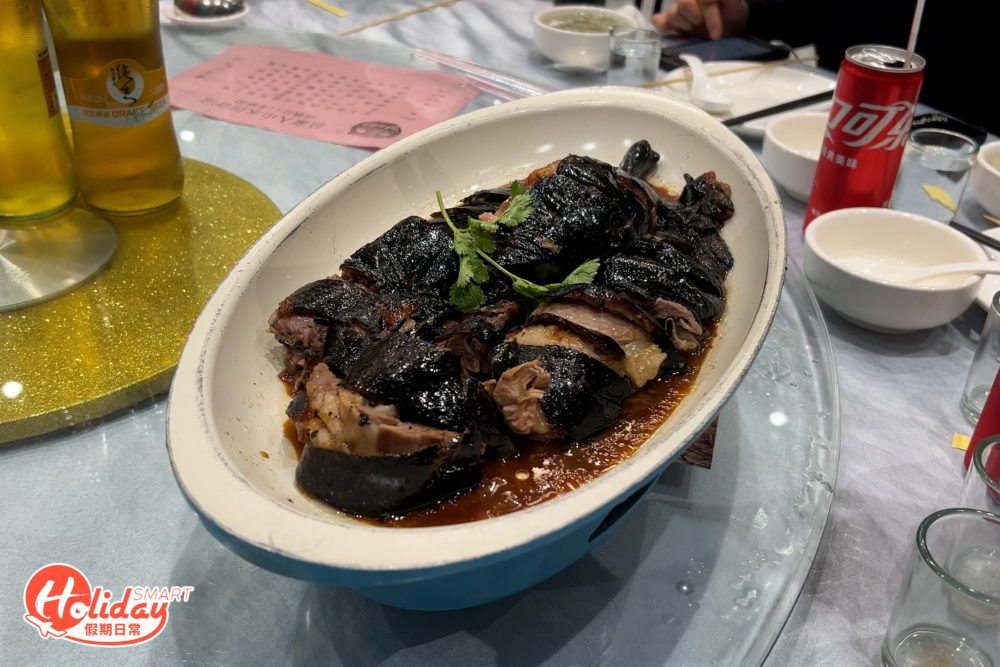 其中必食店家⾸創的「特製⿊松露燒鵝」,採⽤肥瘦適宜的開平⾺崗鵝製成,特有的柴火烤爐現場烤制,