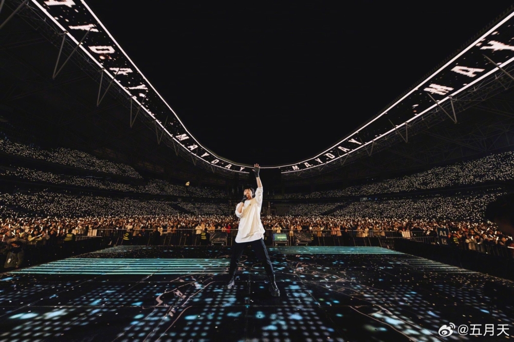 五月天最近爆出疑似假唱的事件，主唱阿信在他的48歲生日上發表了一篇文章，正式回應這件事。