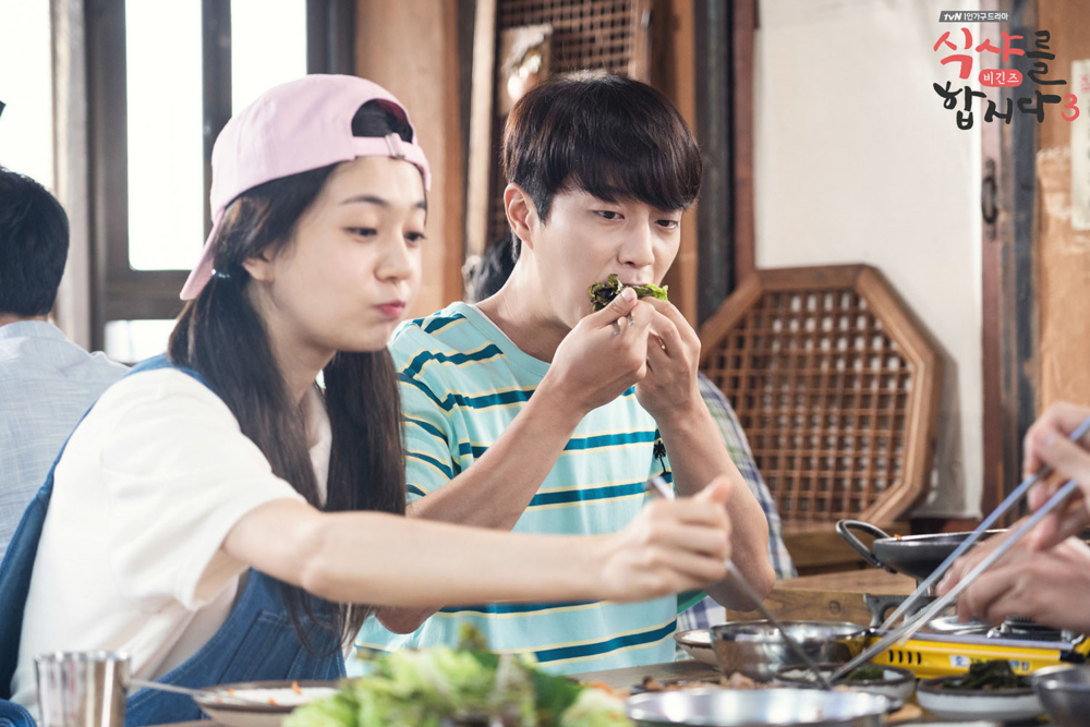 韓國筷子卻比較獨特，多數都用金屬製