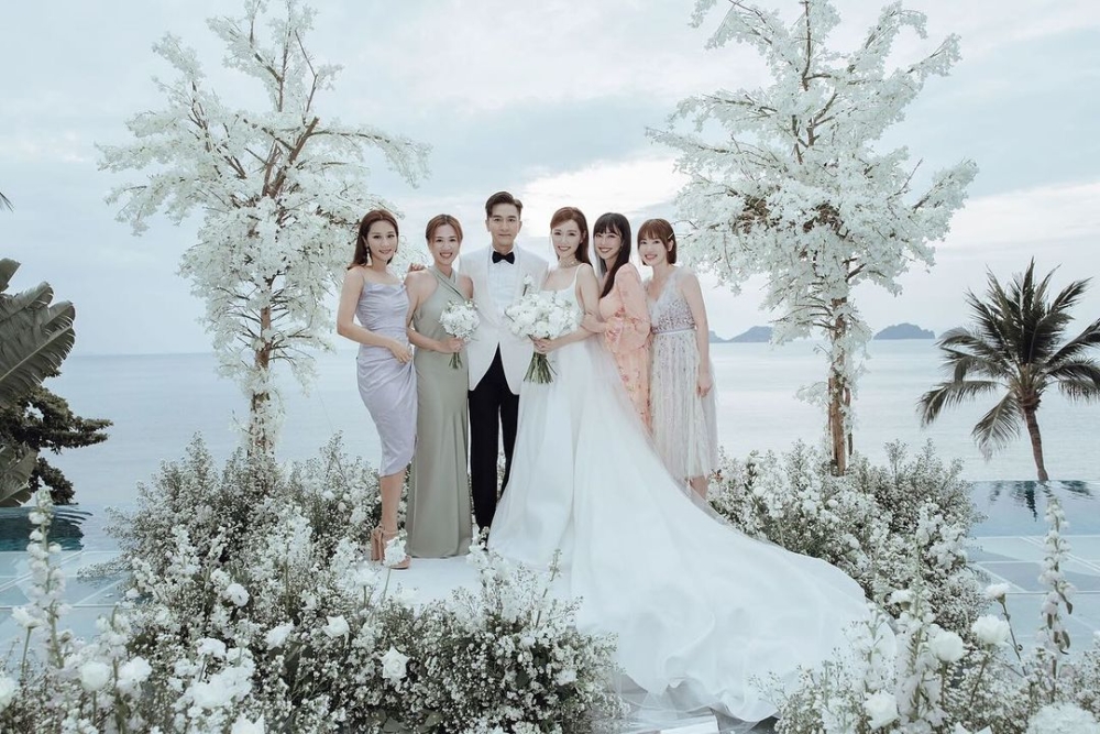 就算同好姊妹靚湯合照,佢小腹亦被靚湯件婚紗遮住