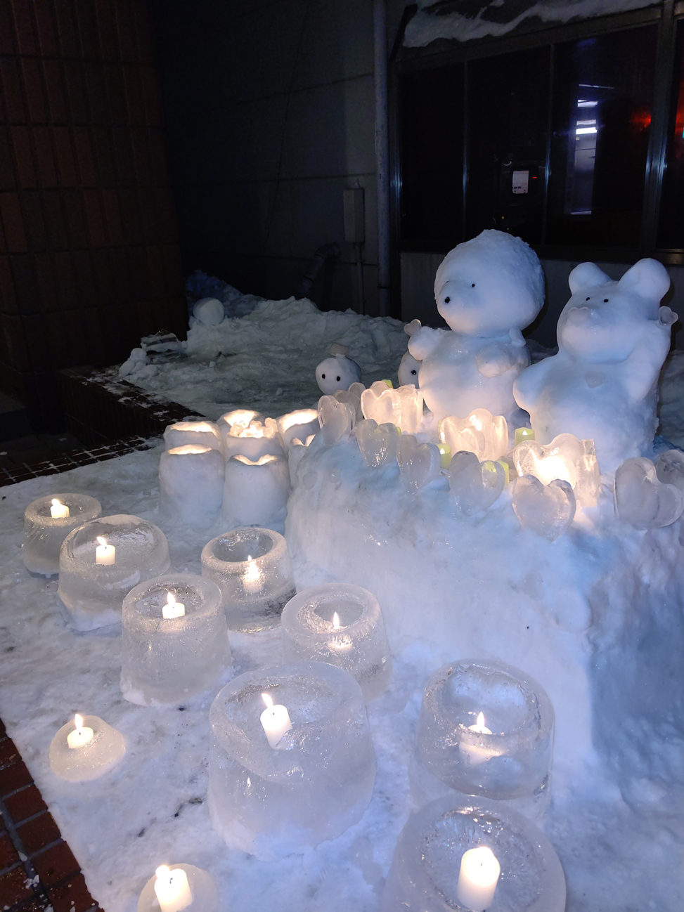 當地人特別製作的上千盞玻璃球雪燈、冰雪雕像、雪燈籠等裝飾著沿岸兩旁街道～