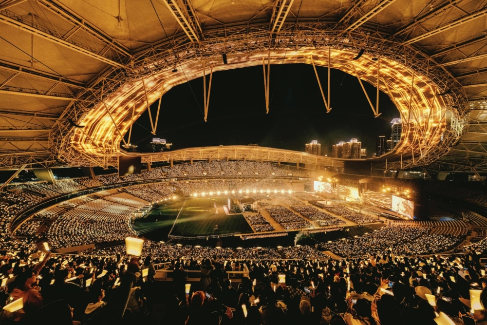 根據內地的演出管理辦法，禁止高級演出經紀人組織演員欺騙觀眾以假唱或假演奏。