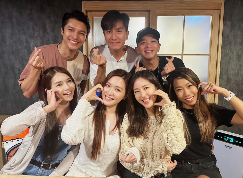 唐詩詠早前上戴「鐵馬家族」的全家福,當中除「大哥」鄭嘉穎外所有成員聚首一堂