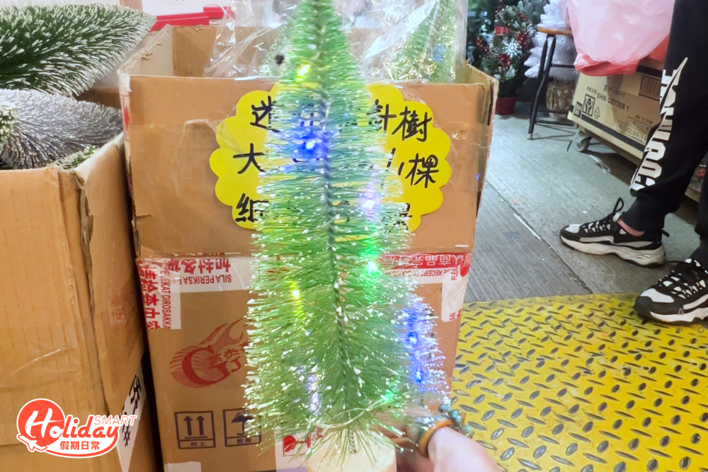 最平$15就買到細細棵的座枱聖誕樹。