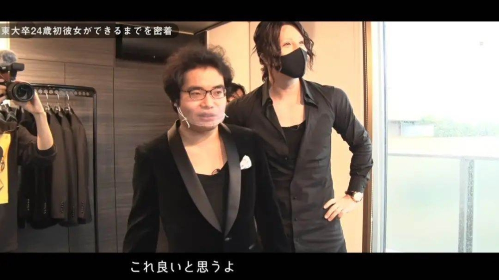 羅蘭帶片倉君前往西裝店,挑選羅蘭認為最容易顯示男性魅力的黑色西服