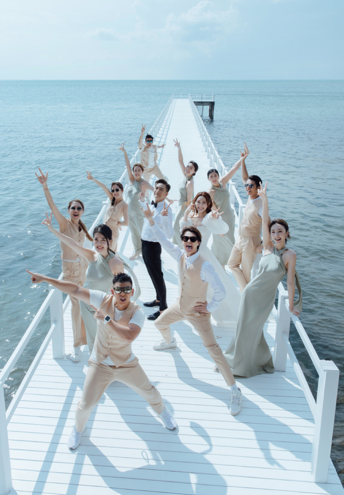 有份出席婚禮嘅兄弟姊妹都紛紛出post恭喜馬明同靚湯。