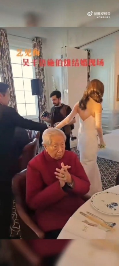 榮升老爺的施子清見到孫新抱亦看似相當開心。