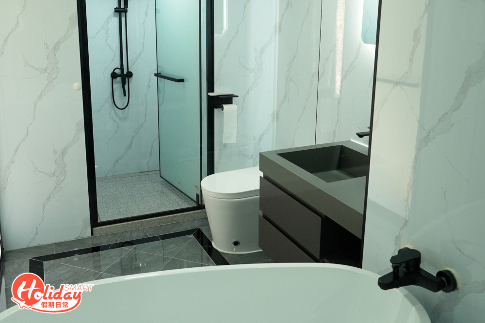 車內中間為豪華淋浴間，也是營地中最大的一間浴室。