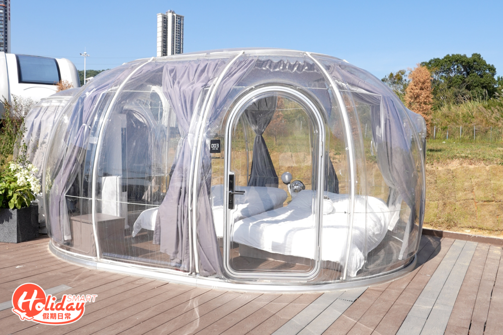 星際漫游球屋實為透明波波雪屋，最多4人入住，當中提供2張雙人床。