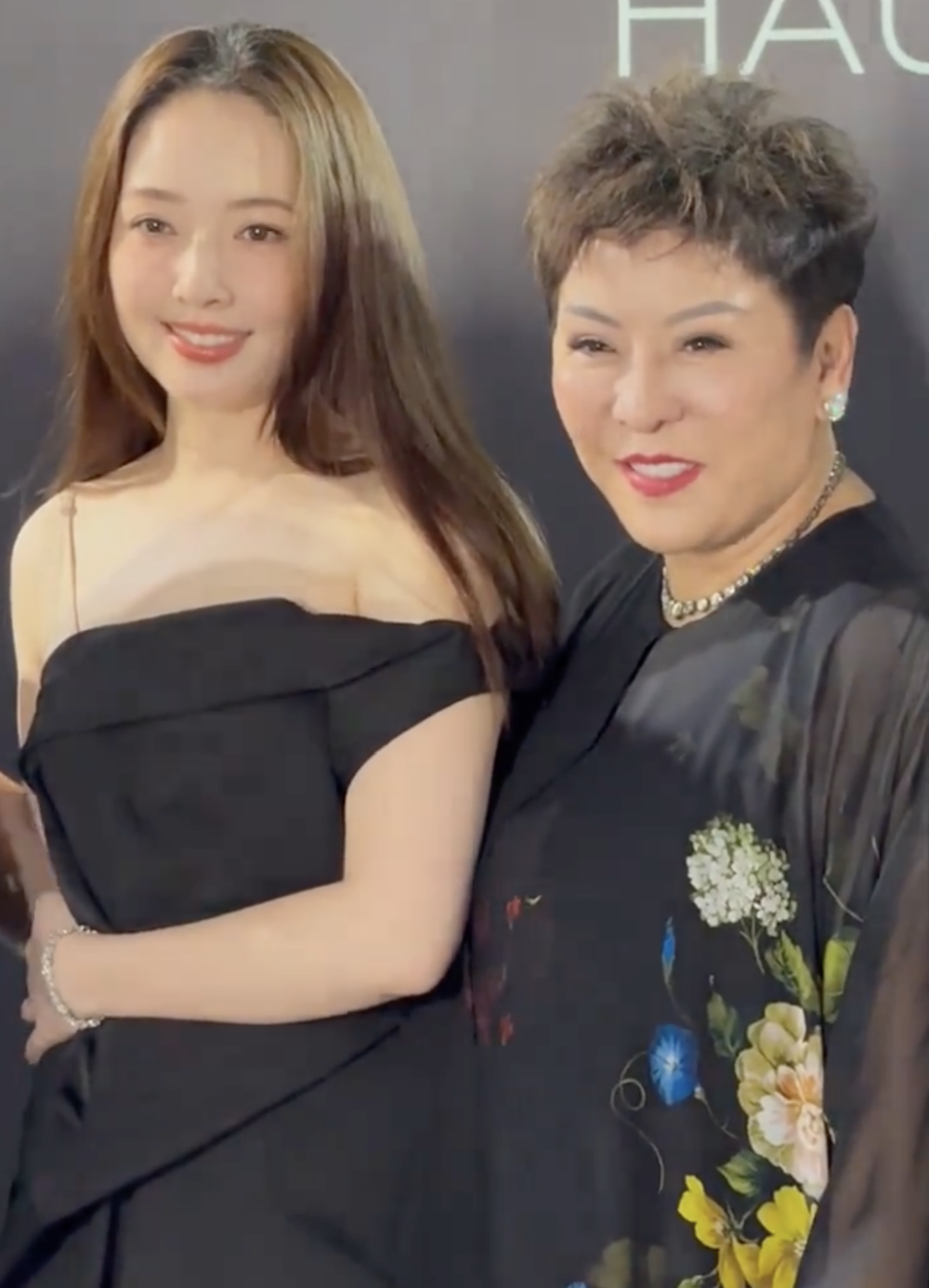 近日郭碧婷就聯同奶奶向太（陳嵐）一起出席時尚活動