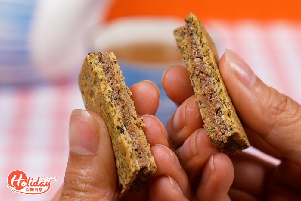 港式奶茶夾心「趣」脆有超多茶葉碎，每一口都有陣陣茶香！