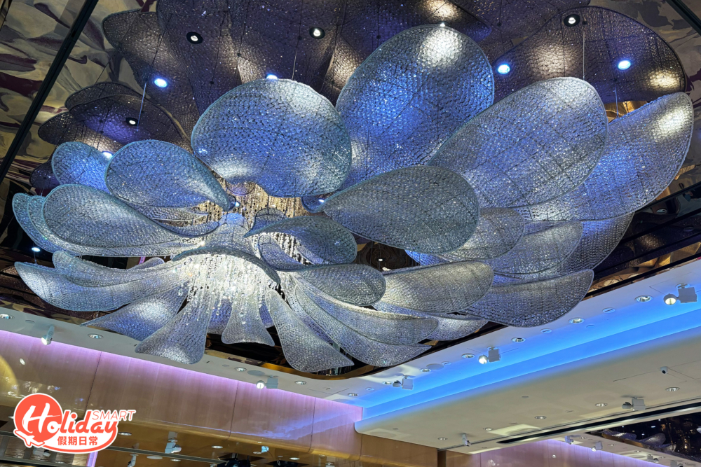 三顆總值三百萬的水晶吊燈，彰顯無限尊貴氣派。