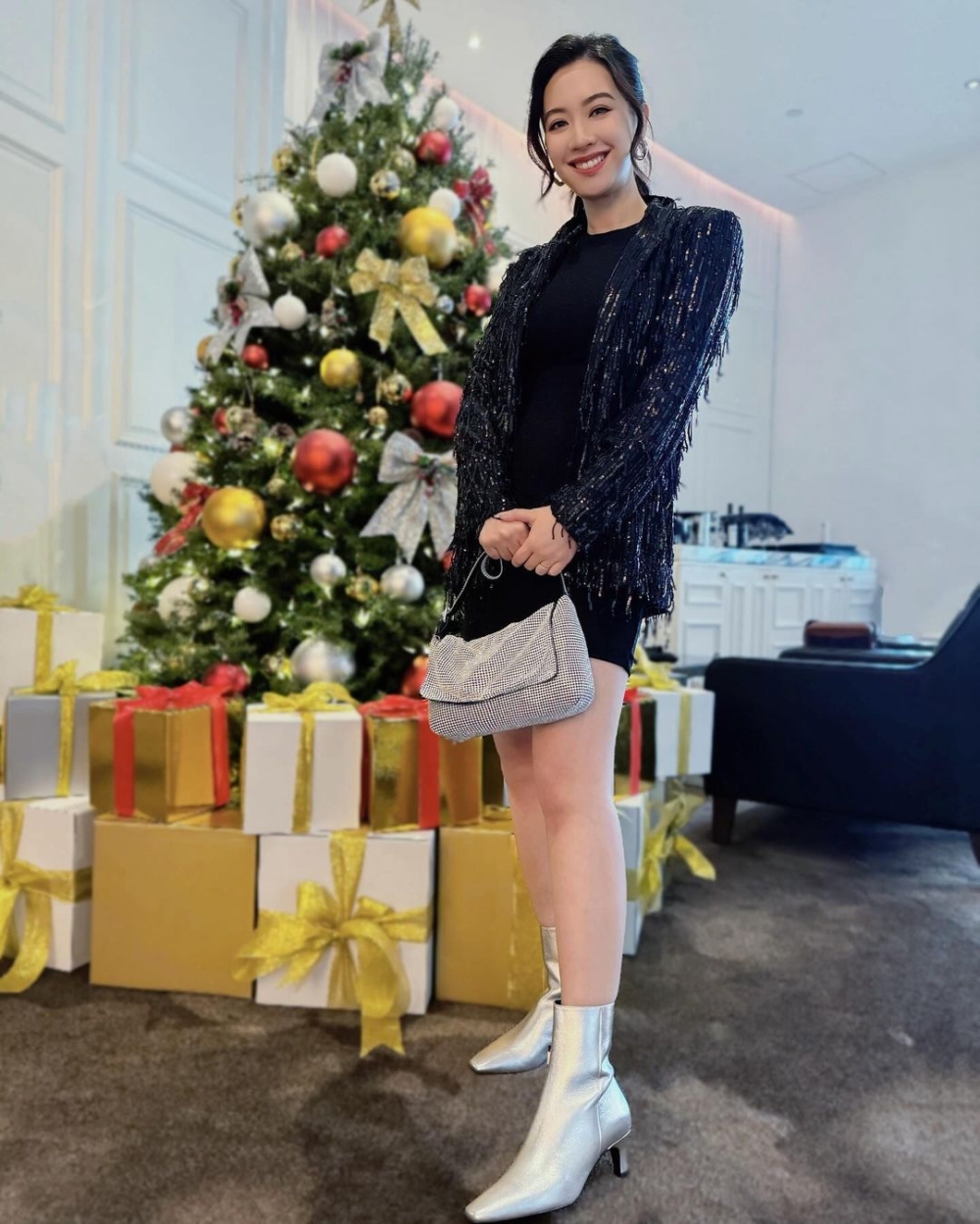 千雪BB就喺IG公開個人照預祝大家聖誕快樂,相中佢雖然雙手相握放喺小腹前,但身型仍然十分窈窕。