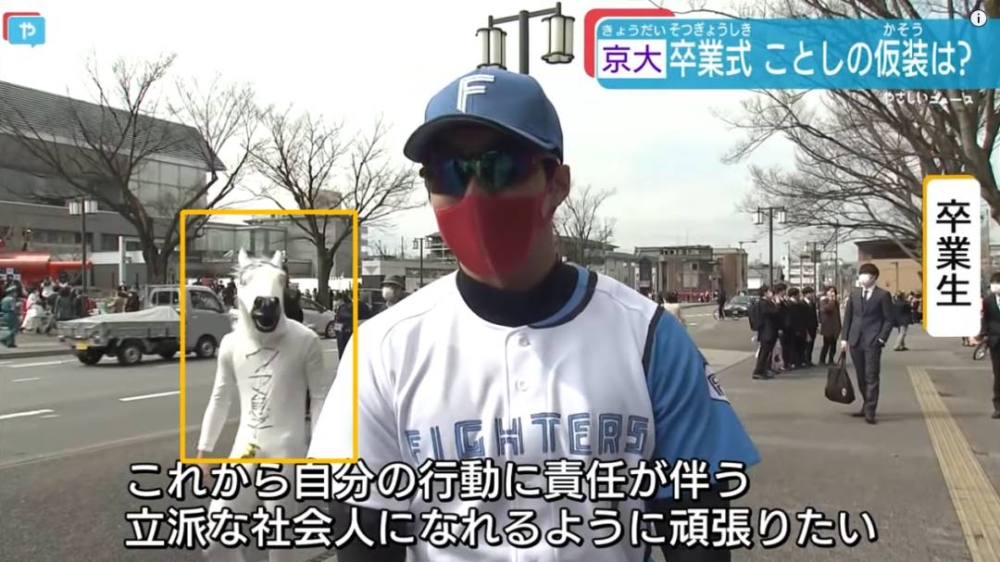 每年畢業季若經過日本街頭看到有奇裝異服的年輕人經過,很有可能你只是剛好經過了某大學的畢業典禮現場!