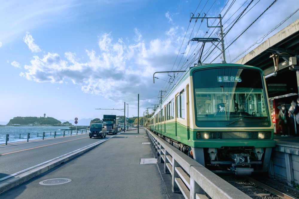 江之島電鐵的復古列車緩緩駛過，與一望無際的蔚藍大海及碧藍天空互相輝映！