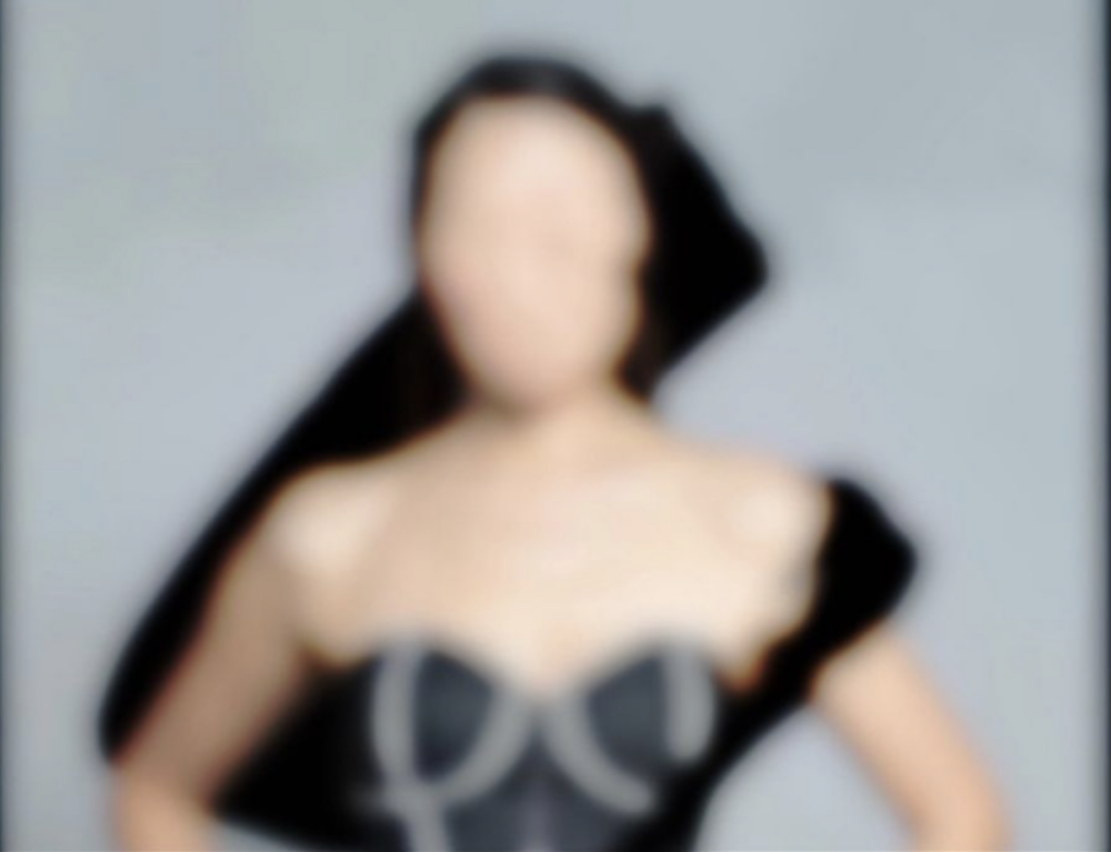 有眼利網友將向展鵬分享的模糊照，對比車婉婉近期演唱會海報，發現無論髮型以及服裝都非常相似