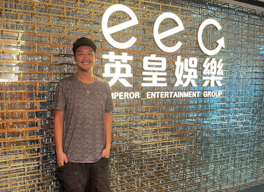 上月初吳浩康就突然宣布離開效力了20年的英皇娛樂,變成自由身