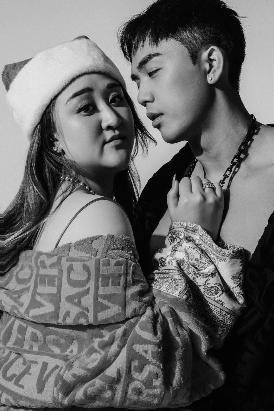 佢今年更同老婆一齊拍攝聖誕寫真