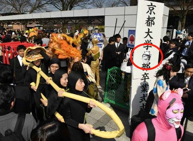 甚至有學生Cosplay校牌