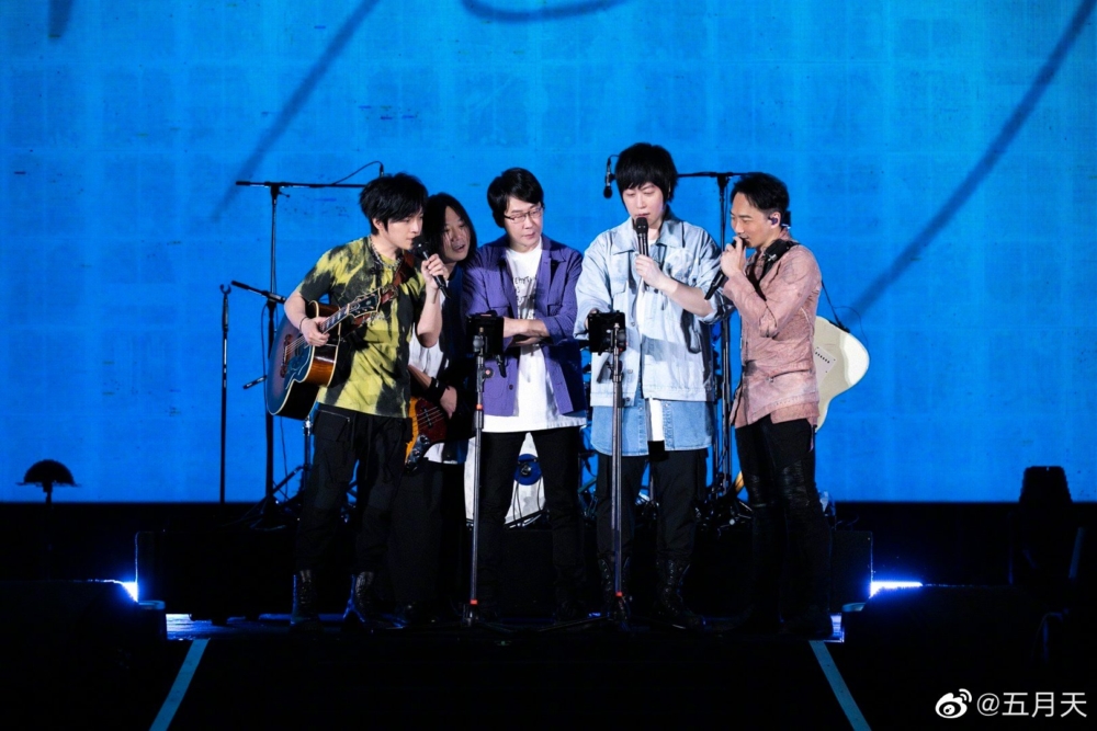 內地網站Bilibili帳號「麥田農夫」分享對照影片，鑒定五月天上海演唱會12首歌有5首都是假唱