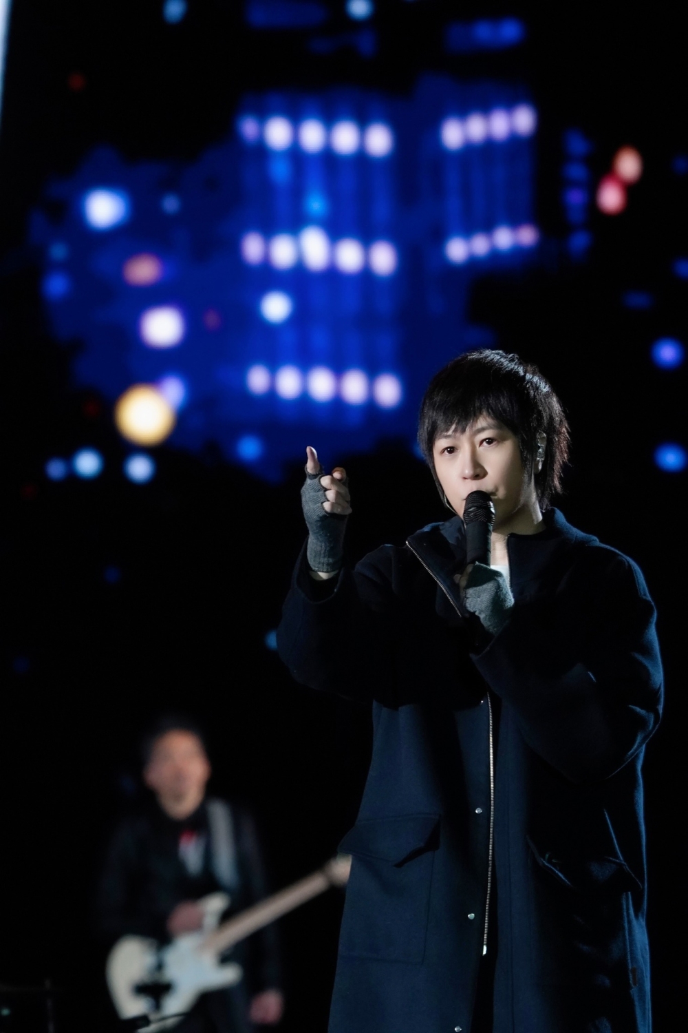 影片中判斷合唱歌中告五人真唱，五月天假唱