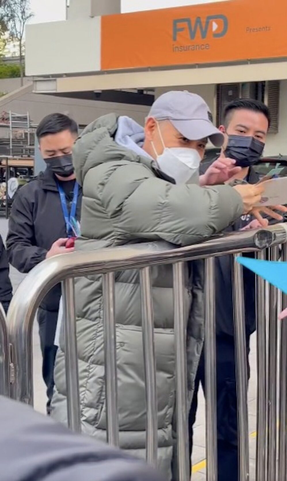 近日小紅書上有網友上傳了一條學友在紅館停車場位置為粉絲簽名的影片