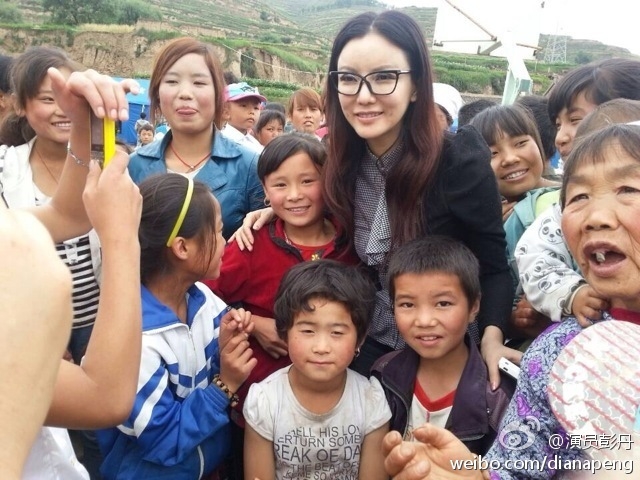 彭丹2013年亦曾公開捐助照片，與今次振災照衣著打扮係一樣