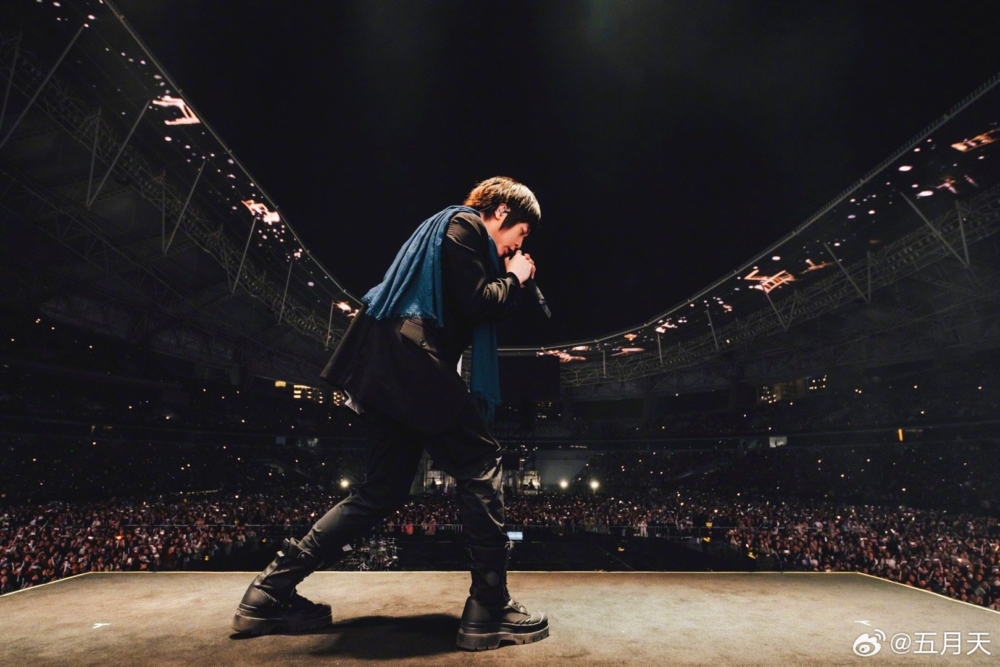 阿信：「『我心中尚未崩壞的地方』，是一首從最低處的吟唱，飆升到最高處的嘶吼。每次唱這足10拍E6的高音，總是跪足捶地」