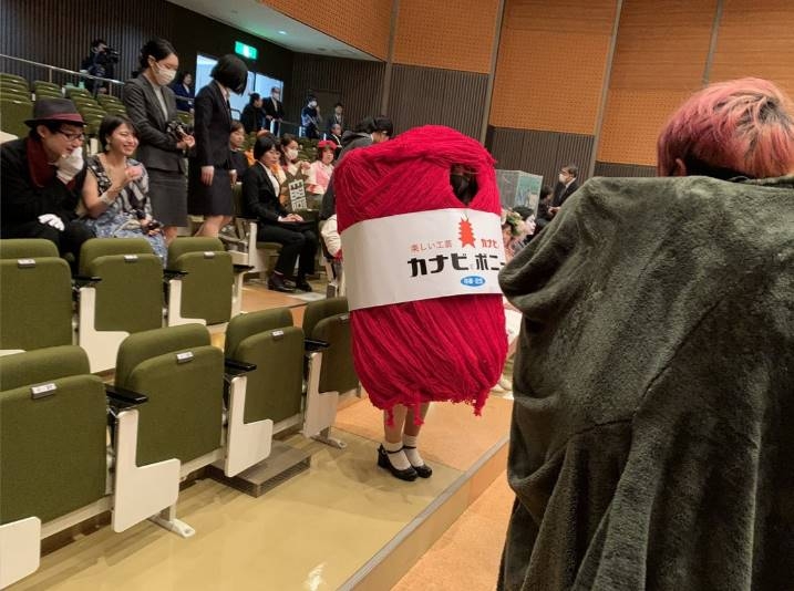 據悉京都市立藝術大學多年前起,便提出允許學生穿上任何他們想穿的衣服出席畢業典禮