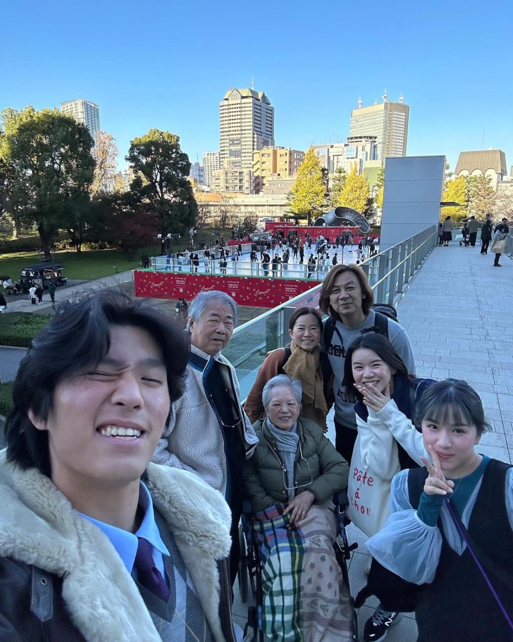 時隔超過半年，兩位表姊及姑媽林珊珊近日就再到日本旅行順便探表弟