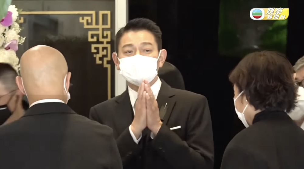 華仔向在場傳媒致意